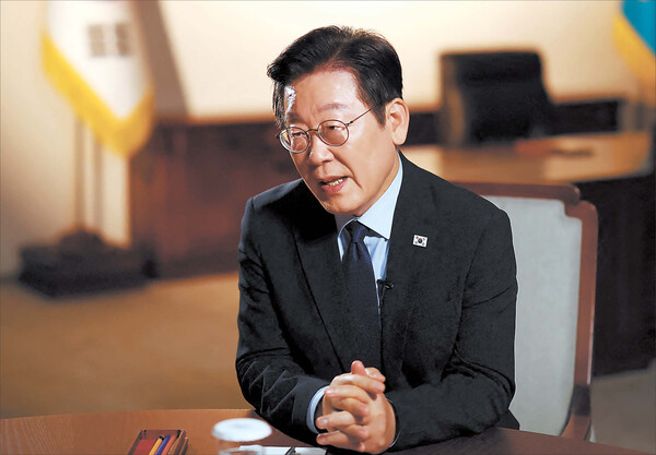 이재명 대통령이 지난 22일 대통령 집무실에서 로이터통신과 인터뷰를 진행하고 있다. 사진=로이터/연합뉴스