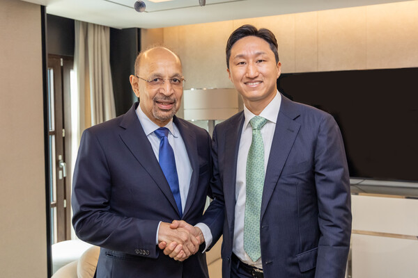 HD현대 정기선 수석부회장(오른쪽)이 25일 사우디 칼리드 알팔리(H.E. Khalid AlFalih) 투자부장관을 만나 사업 협력을 논의했다. 사진=HD현대