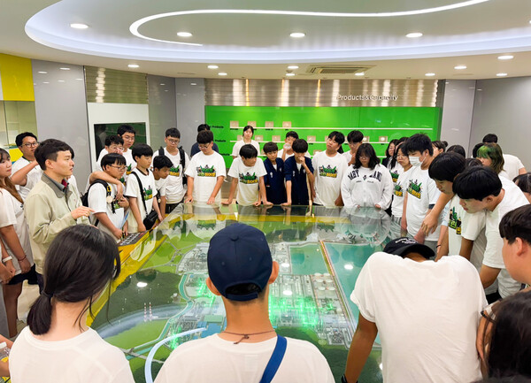 LG화학 대산공장을 탐방해 공장 소개를 듣고 있는 '우리가 그린히어로' 중학생 활동가들. 사진=LG화학