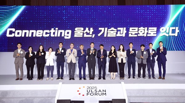 기념 촬영을 하고 있는 '2025 울산포럼' 참석자들. 사진=SK이노베이션