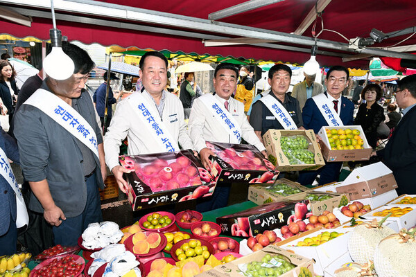 이동석 현대자동차 대표이사(왼쪽 두번째)가 25일 김두겸 울산시장, 문용문 현대차 노조 지부장 등과 함께 울산 중구 태화시장을 방문해 과일을 구입하고 있다. 사진=현대자동차 제공
