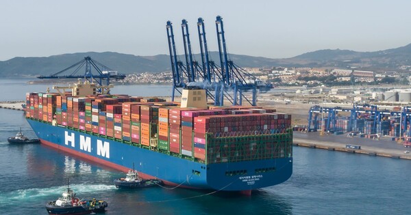 스페인 알헤시라스 터미널(TTIA)에 기항하는 2만4000TEU급 컨테이너선 'HMM 알헤시라스호'. 사진=HMM