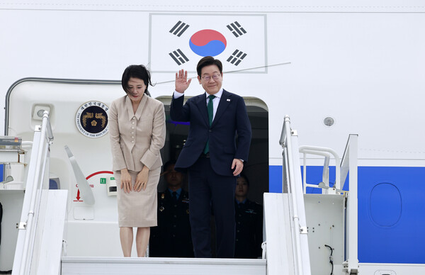 이재명 대통령과 부인 김혜경 여사가 3박5일간의 미국 방문 일정을 마치고 25일(현지시간) 뉴욕 JFK공항 공군 1호기에서 환송을 받으며, 귀국길 비행기에 탑승하고 있다. 사진=연합뉴스  