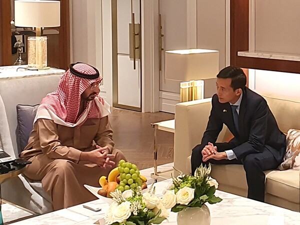 김동관(오른쪽) 한화그룹 부회장이 지난해 11월 압둘라 빈 반다르 알 사우드 사우디아라비아 국가방위부 장관과 만나 사우디의 국가발전전략인 '비전2030'의 안보 및 경제 분야 협력방안을 논의했다. 사진=한화