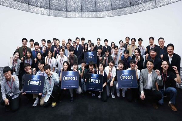  LG CNS가 주최한 '최적화 그랜드 챌린지 2025' 시상식 후 대회 수상자 및 관계자들이 기념사진을 촬영하는 모습. 사진=LG CNS