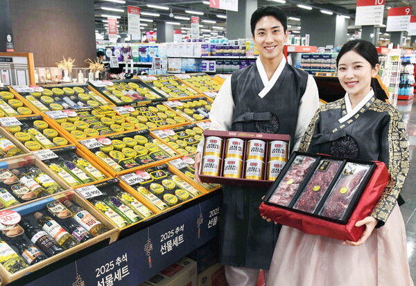 모델들이 ‘홈플러스 메가 푸드 마켓 라이브’ 강서점에서 2025년 추석 선물세트 본 판매 주요 상품들을 소개하고 있다. 사진=홈플러스
