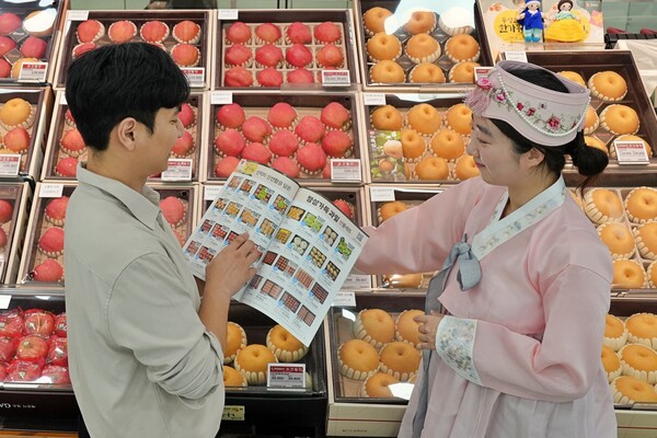 롯데마트 제타플렉스 서울역점에서 선물세트를 홍보하고 있는 모습. 사진=롯데마트