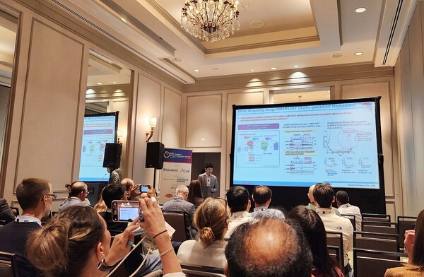 노영수 한미약품 ONCO임상팀 이사가 차세대 표적항암 혁신신약으로 개발 중인 SOS1-KRAS 상호작용 저해제 HM101207 구연 발표하고 있다.(사진=한미약품)