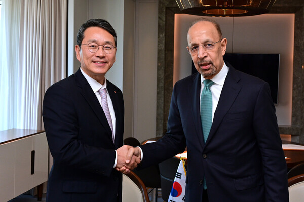 조주완 LG전자 대표이사 사장(왼쪽)가 26일 서울 중구 롯데호텔에서 칼리드 알팔리 사우디아라비아 투자부 장관과 만나 사업을 논의한 후 사진을 촬영하고 있다. 사진=LG전자 제공