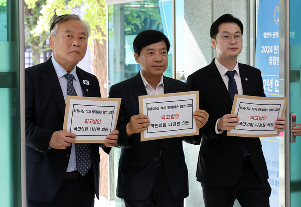 이성윤 더불어민주당 법률위원장(가운데), 김동아 허위조작감시단장(오른쪽), 이재강 의원(왼쪽)이 26일 서울경찰청에서 국민의힘 나경원 의원을 허위 사실 적시에 의한 명예훼손 혐의로 고발했다. 사진=연합뉴스 