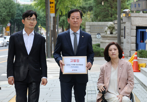 (왼쪽부터) 박충권 국민의힘 원내부대표, 최은석 원내수석대변인, 최보윤 수석대변인이 26일 추미애 더불어민주당 소식인 법제사법위원회 위원장의 직권남용죄 관련 고발장을 제출하기 위해 서울경찰청을 찾았다. 사진=연합뉴스 