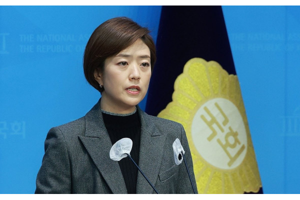 고민정 민주당 의원은 나 의원이 “국민 신원조차 확인하지 못하는 비상상황에서 수십만 명의 중국인 무비자 입국을 허용하는 건 위험하다”는 주장하자, 극우적 발상이라고 지적했다. 사진=연합뉴스