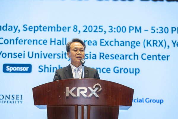 신한금융그룹은 지난 4일과 8일 이틀간 서울 여의도 한국거래소에서 연세대학교 환경금융대학원이 주최하고 신한금융이 후원한 ‘한·일 금융협력 세미나’가 개최했다. 이날 행사에 참석한 진옥동 신한금융그룹 회장이 축사를 전하고 있다. 사진=신한금융그룹 제공