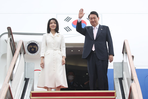 2022년 7월6일 윤석열 전 대통령과 김건희 여사가 스페인 마드리드에서 열리는 북대서양조약기구(나토) 정상회의 참석을 위해 경기 성남 서울공항에서 공군 1호기에 올라 인사하고 있다. 사진=연합뉴스 