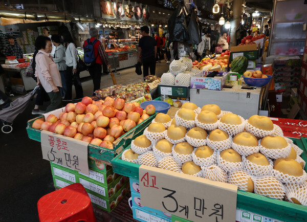 서울 동대문구 경동시장에 사과, 배 등이 진열돼있다. 사진=연합뉴스