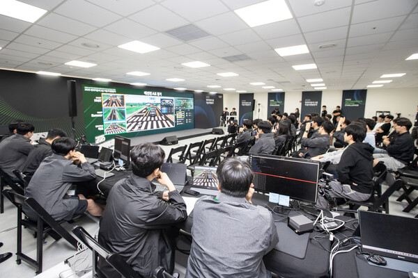 2025 자율주행 챌린지 2차 대회 예선 참가 대학생들이 가상도로 환경에서 자율주행 미션을 수행하고 있다. 사진=현대차그룹 제공