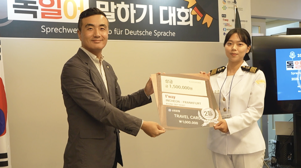 지난 27일 김한길 티웨이항공 부산 지점장이 ‘2025 부산·울산·경남 지역 독일어 말하기 대회’ 수상자에게 인천-프랑크푸르트 왕복 항공권을 시상하고 있다. 사진=티웨이항공
