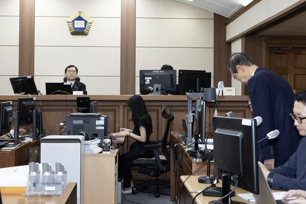 윤석열 전 대통령의 12·3 비상계엄 선포를 방조한 혐의 등으로 기소된 한덕수 전 국무총리에 대한 첫 정식 재판이 30일 서울중앙지방법원에서 진행됐다. 사진=연합뉴스 