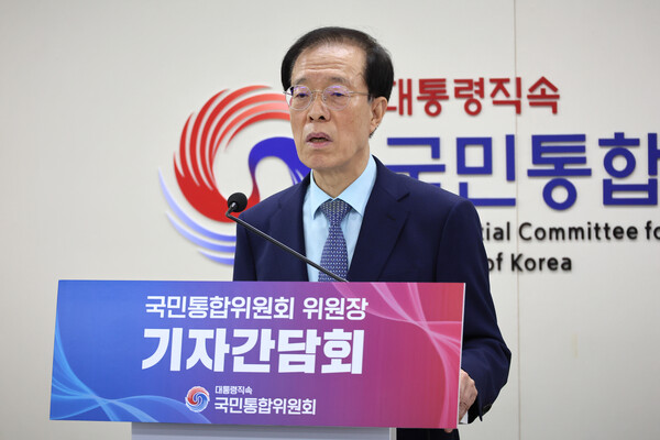 이석연 국민통합위원장이 30일 서울 종로구 정부서울청사 국민통합위원회 대회의실에서 기자간담회를 갖고 있다. 사진=연합뉴스