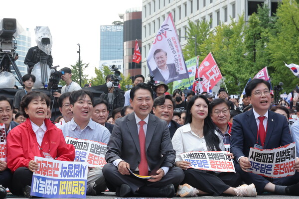 장동혁 국민의힘 대표(앞줄 가운데) 송언석 원내대표(앞줄 오른쪽 끝)를 비롯한 참가자들이 지난달 28일 서울 시청역 인근 세종대로에서 열린 '사법파괴 입법독재 국민 규탄대회'에 참석해 있다. 사진=연합뉴스 