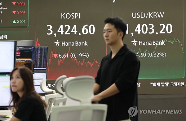 30일 서울 중구 하나은행 딜링룸에서 딜러들이 대화하고 있다. 사진=연합뉴스