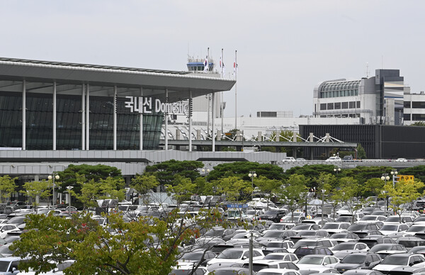 김포공항 청사 및 주차장의 모습. 사진=한국공항공사 제공