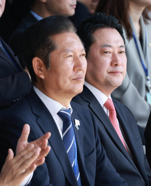 1일 충남 계룡대 대연병장에서 열린 건군 77주년 국군의 날 기념행사에 참석한 정청래 더불어민주당 대표(왼쪽)와 장동혁 대표(오른쪽)가 말없이 각자 다른 곳을 응시 중이다. 사진=연합뉴스   