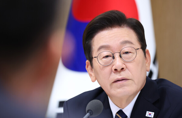 이재명 대통령이 지난 30일 용산 대통령실에서 열린 제44회 국무회의에서 참석자 발언을 듣고 있다. 사진=연합뉴스 