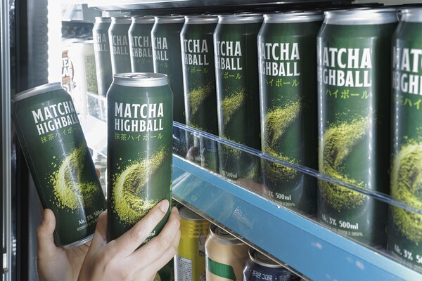 세븐일레븐이 오는 2일 말차와 하이볼을 결합한 말차 하이볼을 선보인다. 사진=세븐일레븐 제공