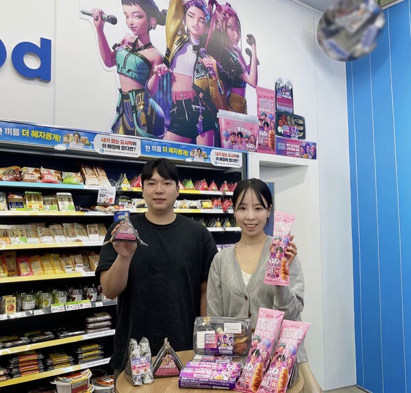 GS25 케데헌 특화점포에서 모델이 케데헌 간편식 5종을 선보이고 있다. 사진=GS리테일 제공