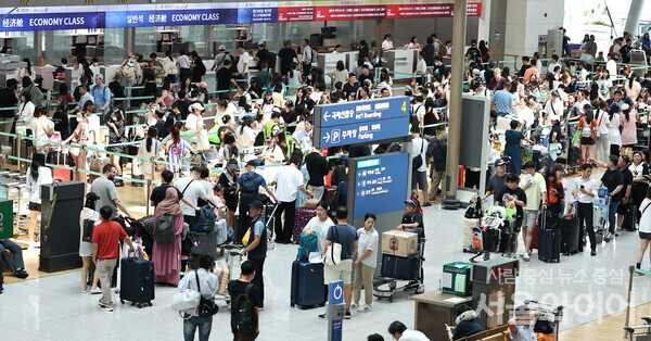 인천공항 1터미널 출국장에 해외여행을 떠나려는 시민들로 북적이고 있다. 사진=서울와이어DB