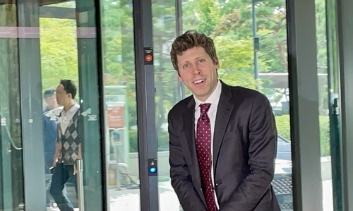 챗GPT 개발업체인 오픈AI의 샘 올트먼 최고경영자(CEO)가 1일 최태원 SK그룹 회장과 오찬 회동을 위해 서울 종로구 SK서린빌딩에 들어서고 있다. 사진=연합뉴스