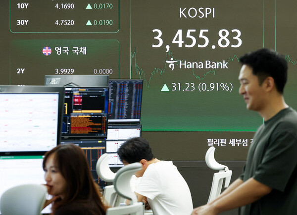 1일 오후 서울 중구 하나은행 본점 딜링룸 현황판에 코스피 지수가 표시돼 있다. 사진=연합뉴스