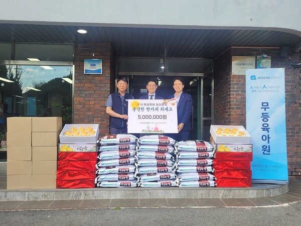 (한전 보도사진) 왼족부터 최연순 전력노조 수석부위원장, 정은강 무등육아원 원장, 안중은 한전 경영관리부사장