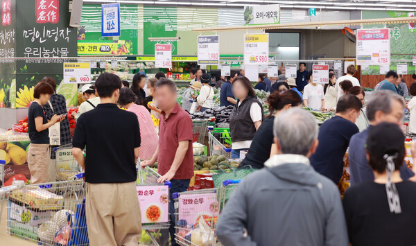 서울 시내 한 대형마트에서 장을 보는 시민들. 사진=연합뉴스