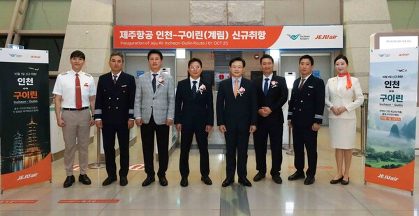 지난 1일 인천국제공항에서 진행된 제주항공의 인천~구이린 노선 신규 취항식에 참석한 김이배 대표이사(오른쪽에서 네번째)와 최원선 운송서비스본부장(왼쪽에서 네번째) 등 임직원들이 신규 취항편 승무원들과 기념촬영을 하고 있다. 사진=제주항공