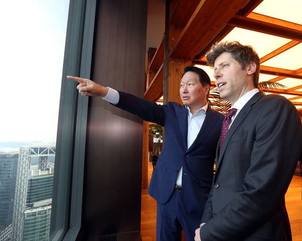 최태원 회장(오른쪽)과 샘 올트먼 OpenAI CEO(왼쪽)가 1일 서울 종로구 SK서린빌딩에서 창밖을 보며 환담을 하고 있다. 사진=SK그룹