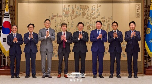 이재명 대통령이 1일 오후 용산 대통령실에서 챗GPT 개발업체 오픈AI의 샘 올트먼 최고경영자(CEO)와 면담 후 이재용 삼성전자 회장, 최태원 SK그룹 회장과 함께 기념 사진을 찍고 있다. 사진=대통령실