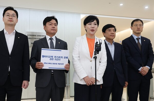 전현희 더불어민주당 3대 특검 대응특위 위원장 등이 지난 1일 종로구 광화문KT 빌딩에 마련된 김건희 특검 사무실을 방문하고 있다. 이번 방문은 특검에 웰바이오텍 은폐 의혹 관련 의견서를 전달하고, 파견 검사들의 집단행동에 대해 항의하기 위해 이뤄졌다. 사진=연합뉴스 