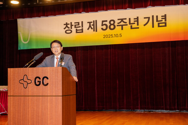 허일섭 GC(녹십자홀딩스) 회장이 2일 경기도 용인 목암타운에서 열린 창립 58주년 기념식에서 창립기념사를 하고 있다.(사진=GC녹십자)