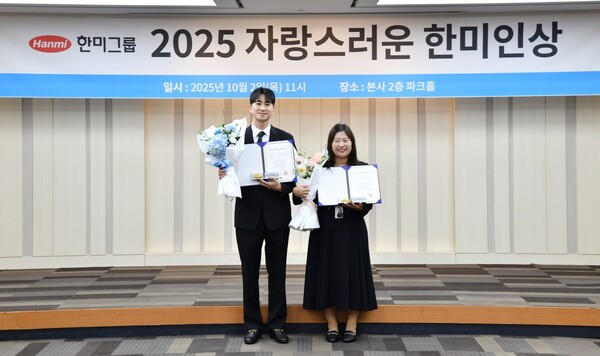 제6회 자랑스러운한미인상 시상식에서 수상자인 안문환 그룹장(왼쪽)과 정민숙 그룹장이 기념촬영을 하고 있다.(사진=한미그룹)