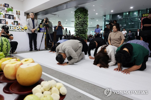 6일 오후 전남 무안군 무안국제공항에서 12·29 제주항공 여객기 참사 유가족협의회가 합동 차례를 지내고 있다. (사진=연합뉴스)