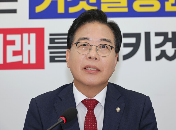 송언석 국민의힘 원내대표가 8일 페이스북을 통해 닷새를 앞둔 국정감사에서 김현지 대통령실 제1부속실장과 얽힌 의혹들에 대한 전방위 검증을 예고했다. 사진=연합뉴스