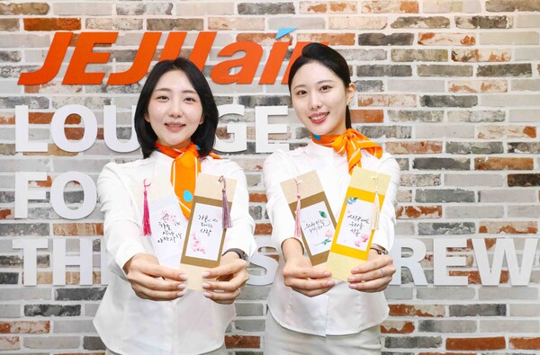 제주항공 특화팀 승무원이 한글날을 맞아 10월 8일~9일 이틀간 탑승객들에게 순우리말 써주기 행사를 진행했다. 사진=제주항공