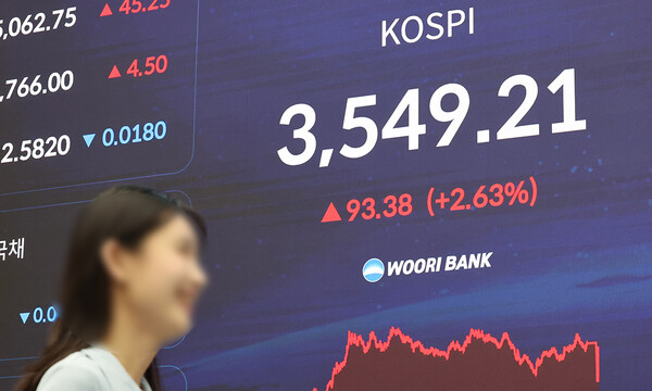 지난 2일 서울 중구 우리은행 딜링룸에서 관계자가 업무를 보고 있다. 사진=연합뉴스