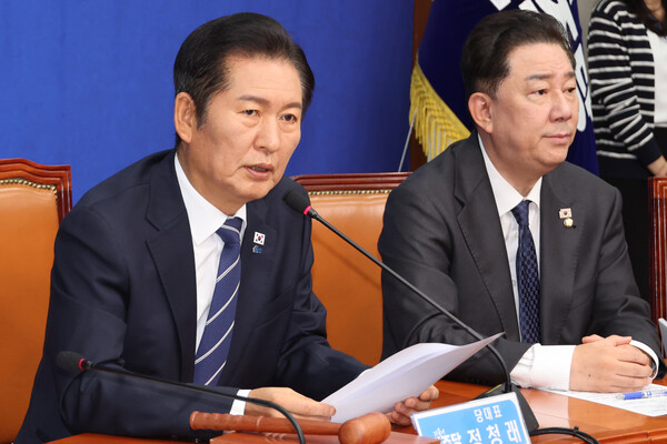 정청래 더불어민주당 대표(왼쪽)가 10일 국회에서 열린 초고위원회의를 주재하고 있다. 사진=연합뉴스 