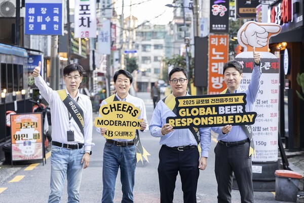  김병훈 오비맥주 영업 부사장(왼쪽에서 두 번째)과 구자범 오비맥주  수석 부사장(왼쪽에서 세 번째)이 13일 서울 잠실 상권 거리에서 건전음주 캠페인을 펼치고 있다. 사진=오비맥주