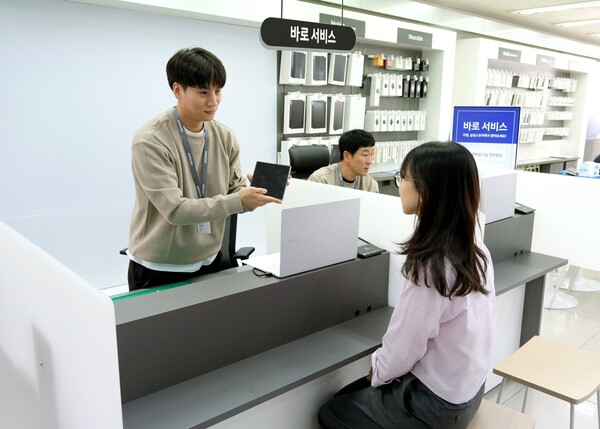 삼성스토어 상도점에서 삼성전자서비스 엔지니어가 바로 서비스를 제공하고 있다. 사진=삼성전자서비스 제공