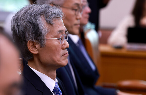 조희대 대법원장이 13일 국회에서 열린 법제사법위원회 국정감사에 출석해 눈을 감고 있다. 사진=연합뉴스 