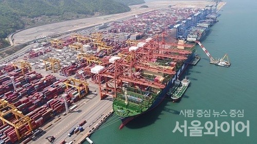 31일 해운업계에 컨테이너 운송 15개 항로의 운임을 종합한 상하이컨테이너운임지수(SCFI)는 지난 30일 기준 4196.24포인트를 기록했다. 사진=서울와이어 DB